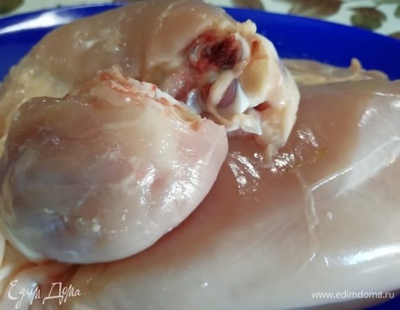 С бедрышек снимаем кожу, отделяем голени, отзрезав по суставу (они тоже останутся целыми).