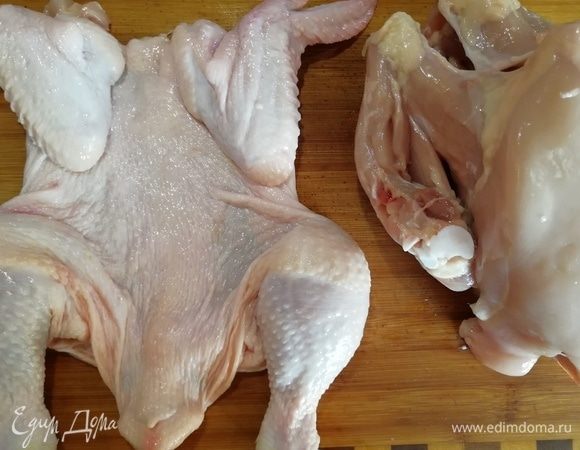 В итоге получится вот такая картина: кожа с крыльями и голенями и мясо на костях. Мясо снимаем с костей и измельчаем в кухонном комбайне.