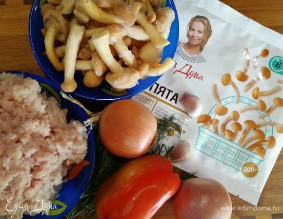 Подготовим необходимые ингредиенты для начинки. Опята ТМ «Планета Витаминов», болгарский перец, лук, укроп и чеснок. Специи возьмите по вкусу.