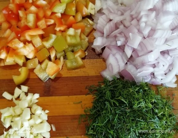 Нарезаем овощи.