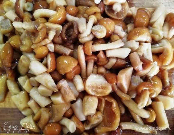 Опята размораживаем. Крупные грибы нарезаем, маленькие оставляем.