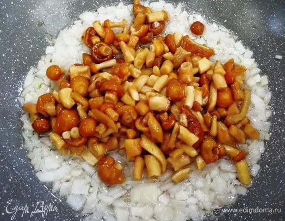 В небольшом количестве растительного масла обжариваем репчатый лук до мягкости. Засыпаем опята и обжариваем, пока не выпарится лишняя жидкость.