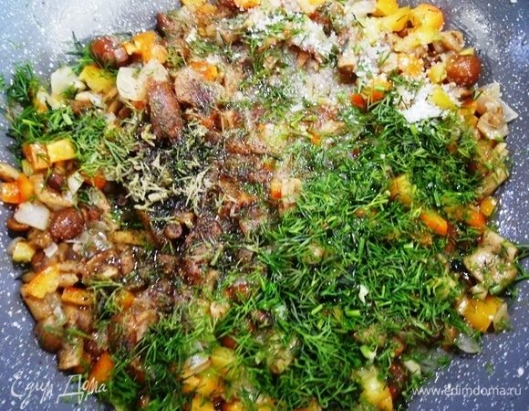 Выключаем плиту, добавляем укроп и перемешиваем овощи.