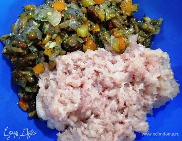 Куриный фарш и овощную основу смешиваем.