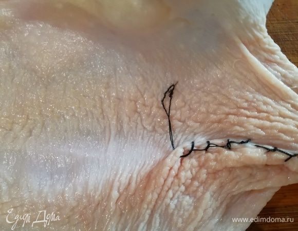 Перед тем, как фаршировать кожу, зашиваем нижнюю часть. Я это делаю черными нитками, чтобы легко можно было найти шов в готовой курице.