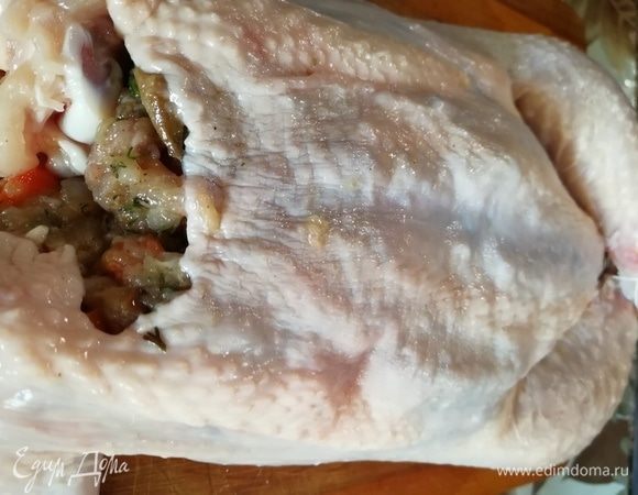 Распределяем начинку в курице и зашиваем шейку.