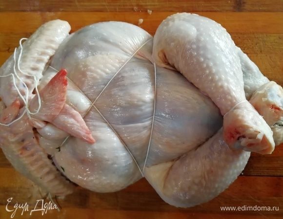 Для эстетичного вида связываем крылышки и голени. С помощью кулинарной нити придаем форму курочке.