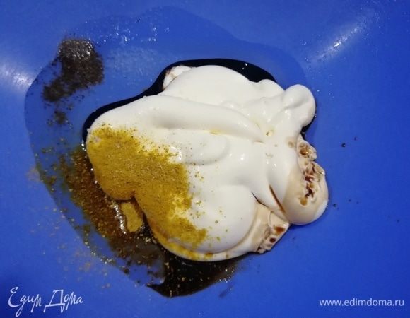 Сделаем соус для смазывания курочки.