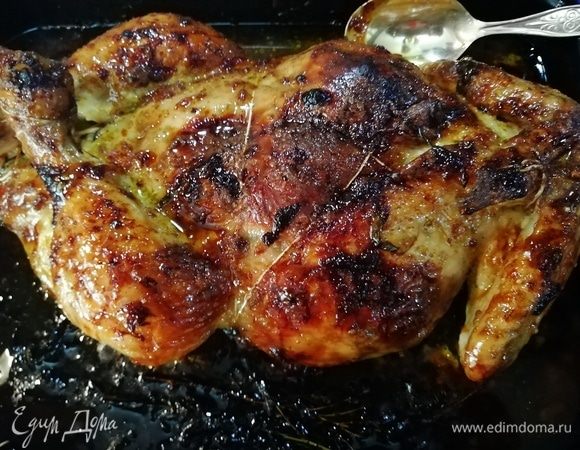 Запекаем курицу 50 минут при температуре 200°С. За это время раза 3 поливаем курицу выделившимся соком.