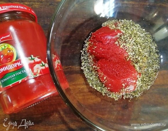 Смешиваем все компоненты. Натрем моцареллу, зеленый лук измельчим.