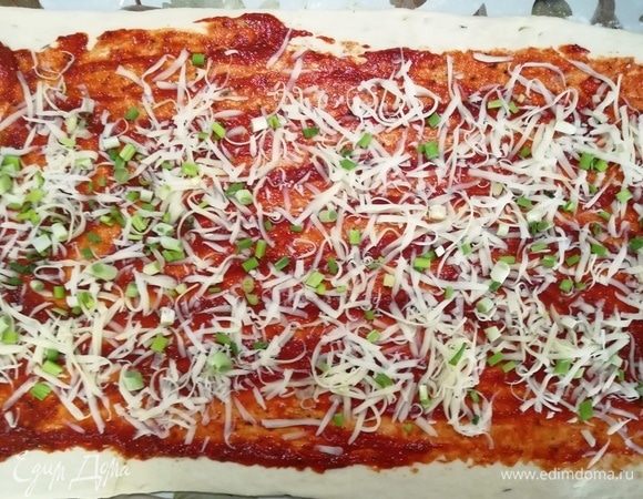 Посыпаем натертым сыром и зеленым луком.