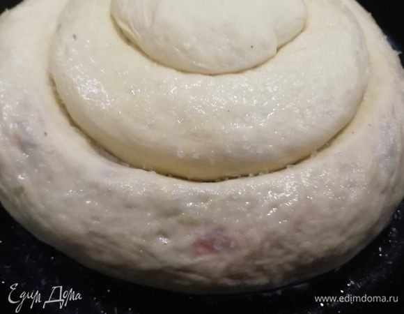 Рулет сворачиваем спиралью. Оставляем на 10 минут. Затем смазываем оливковым маслом и посыпаем крупной морской солью.