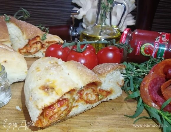 Нарезаем фокаччу и подаем к столу.