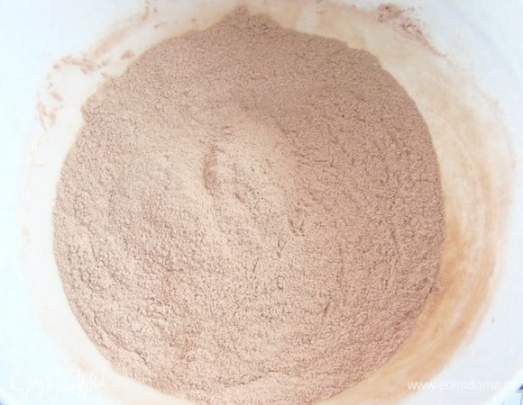 Для приготовления бисквита для коржей смешайте все сухие ингредиенты.