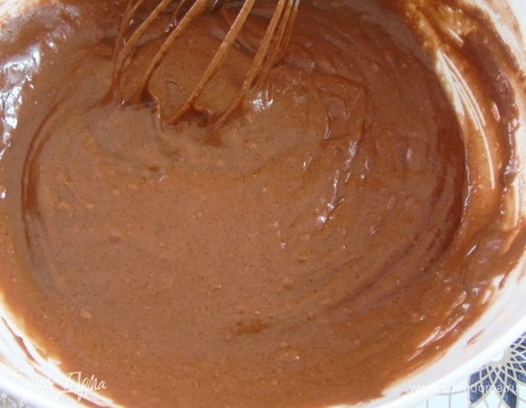 Влейте масло, уксус и воду, перемешайте.