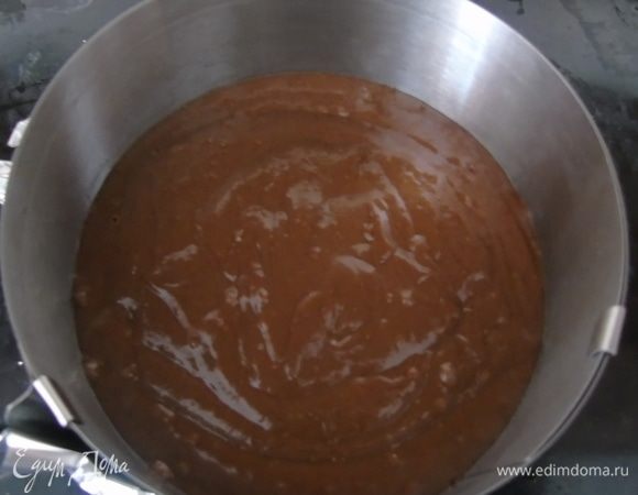 Дно формы размером 18 см застелите пергаментом, бока смажьте маслом и выложите тесто. Выпекайте в разогретой до 180°C духовке 45–55 минут. Готовность проверьте деревянной палочкой.