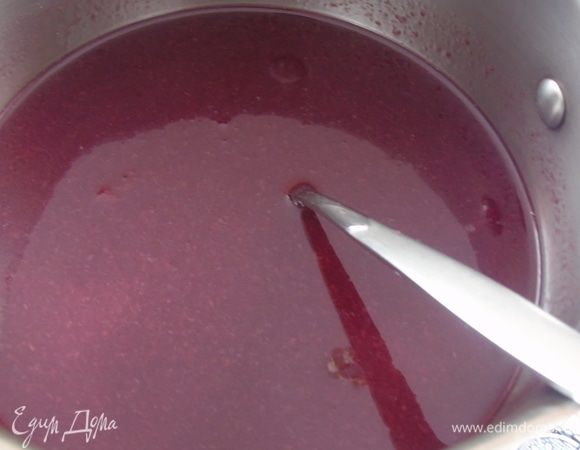 Для крема: вишню измельчите блендером, добавьте сахар и воду (сахар регулируйте по своему вкусу). Доведите до кипения.