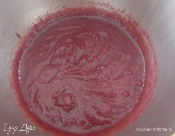 Добавьте манку и варите до загустения. Взбейте.