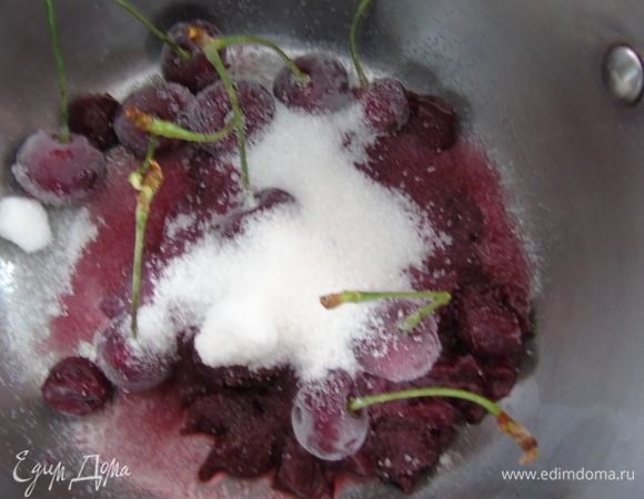 Для соуса смешайте вишню с сахаром, доведите до кипения. Крахмал разведите водой и введите в соус. Варите до загустения. Я взяла немного вишни с косточкой и черенками для красоты.