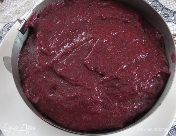 Торт собирать лучше в кольце. На дно ставим корж, затем выкладываем половину крема, опять корж и в конце — вторую часть крема.