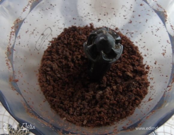 Срезанную верхушку из бисквита измельчите в блендере.