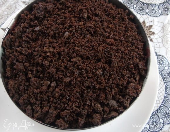 Посыпьте этой крошкой верх торта, немного вдавливая ее в крем.