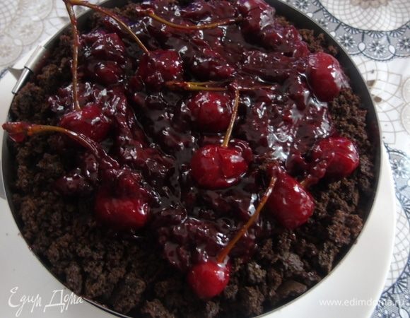 Сверху выложите соус и отправьте торт в холодильник на ночь, не вынимая из кольца.