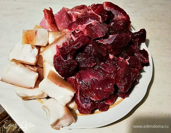 Все мясо и сало нарезаем небольшими кусочками, пропускаем через мясорубку.