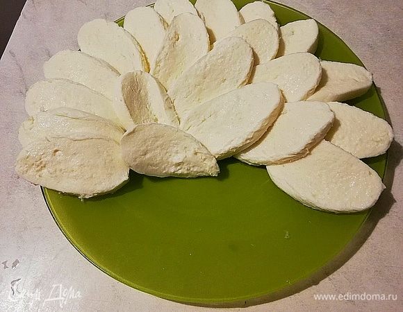 Моцареллу нарезаем небольшими кусочками.