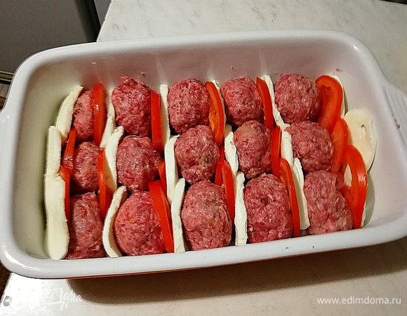 Лепим тефтели и укладываем в форму слоями тефтели, помидоры, моцареллу.