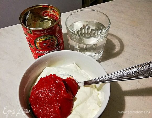 Сметану смешиваем с томатной пастой «Помидорка», вливаем воду. Заливаем смесью тефтели и ставим выпекаться на 40 минут при температуре 200°C.