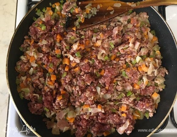 Затем добавьте фарш и дайте поджариться, часто помешивая, пока не выпарится жидкость.