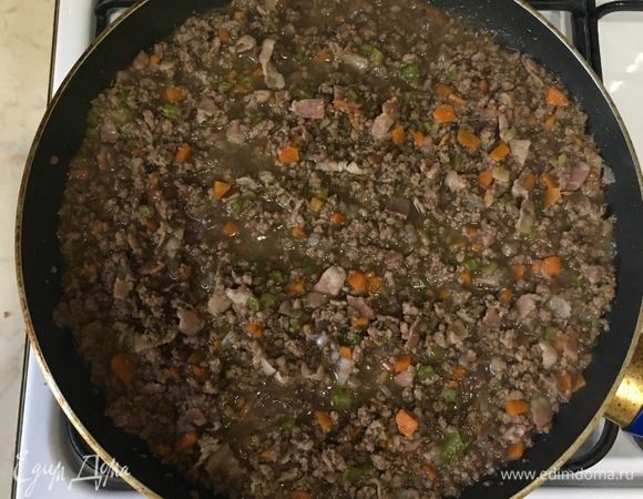 Влейте вино, убавьте огонь и дайте жидкости выпариться.