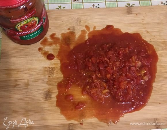 Влейте воду, добавьте томаты в собственном соку ТМ «Помидорка», посолите и поперчите.