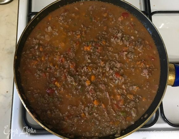 Прикройте крышкой и тушите соус на слабом огне 2 часа. В конце добавьте горячее молоко и доведите до готовности (соус не должен быть слишком жидким).