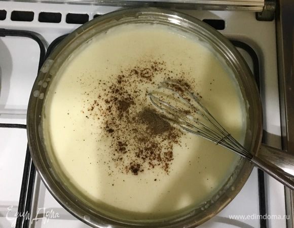 Пока варится мясной соус, приготовим соус бешамель. Растопите в сотейнике сливочное масло и добавьте муку. Постоянно помешивая венчиком, влейте немного холодного молока и размешайте, чтобы не было комочков. В несколько приемов добавьте оставшееся молоко и доведите до кипения. Варите 5 минут до загустения. Посолите, поперчите и приправьте мускатным орехом. Немного остудите соус.