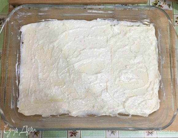 Смажьте маслом прямоугольную форму и распределите по дну 2–3 ст. л. соуса бешамель, затем уложите 2–3 листа лазаньи так, чтобы полностью закрыть дно формы. Смажьте пасту соусом бешамель и положите несколько ложек мясного соуса.