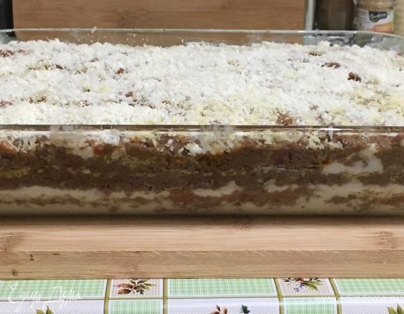 Продолжайте, пока не закончатся все ингредиенты. Последний слой пасты покройте тонким слоем мясного соуса и соусом бешамель, хорошенько посыпьте пармезаном.