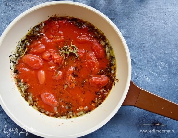 К пассерованным овощам выложить томаты в собственном соку «Помидорка». Потушить смесь еще минут 10 до полного размягчения овощей. Так их будет легче протереть через сито.