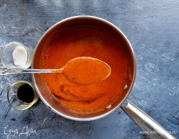 Готовый соус протереть через сито. Уварить соус до желаемой консистенции еще минут 10. Добавить соль, сахар по вкусу и бальзамический уксус.