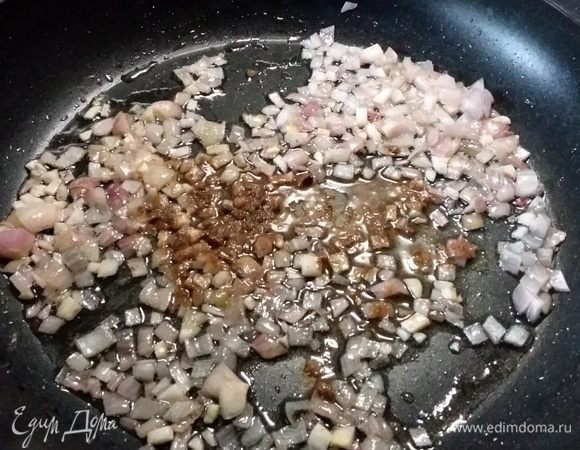 Овощи помыть, очистить и нарезать. Сухие грибы залить небольшим количеством кипятка. В большой сковороде разогреть оливковое масло и пассеровать лук с чесноком до прозрачности. Добавить зиру (у меня 1 ч. л.), обжарить полминуты.