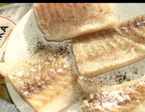 Рыбу промыть, обсушить. Поперчить, посолить по вкусу. Обвалять в муке.