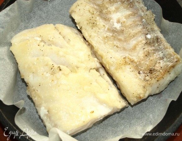 Слегка обжарить с двух сторон на оливковом масле. Выкладываем обжаренную рыбу в форму для запекания.