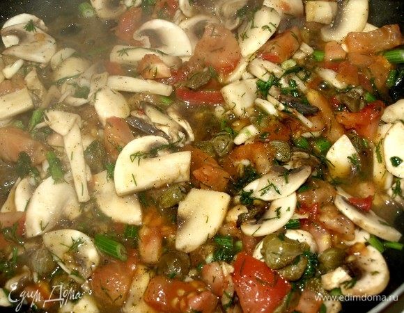 Обжарить шампиньоны с помидорами, чесноком, каперсами и зеленью в течение 2–3 минут. Посолить и поперчить по вкусу (по желанию добавьте немного белого сухого вина).