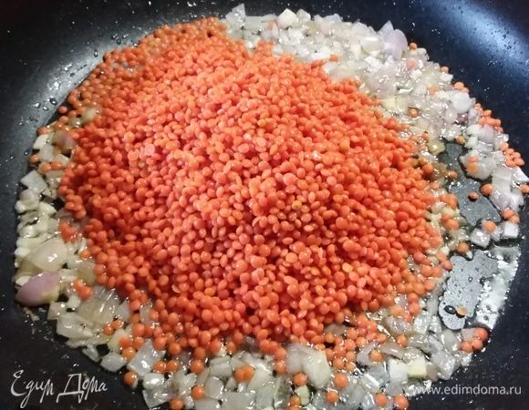 Выложить чечевицу, перемешать.