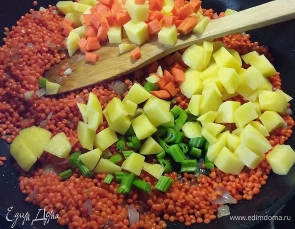 Выложить кубики картофеля и моркови, кусочки сельдерея.