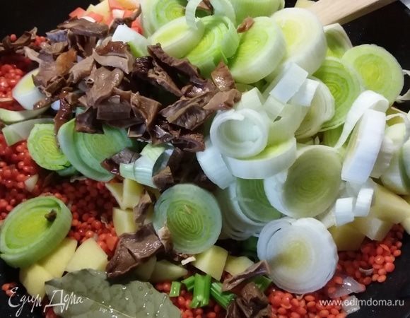 Добавить кружки порея и распаренные грибы, нарезанные на кусочки.