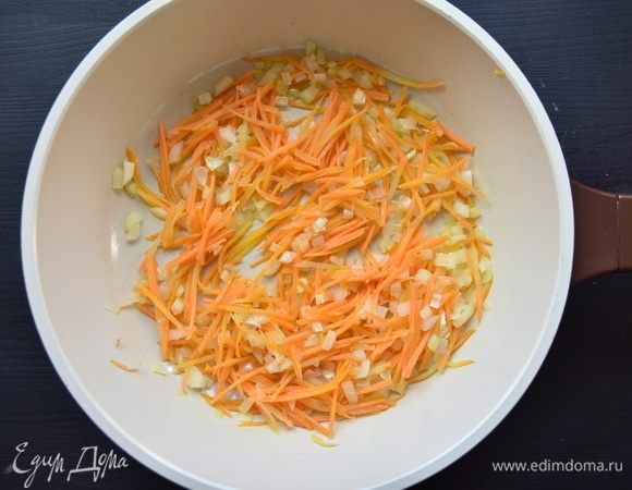 Лук нарезать кубиками, морковь натереть на терке. Пассеровать овощи на оливковом масле в течение 3 минут.