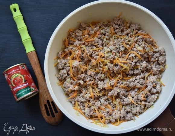 К овощам добавить фарш, обжарить до изменения цвета минут 10. Выложить томатную пасту ТМ «Помидорка», разведенную водой. Томатный соус можно сразу приправить солью по вкусу и добавить сахар.