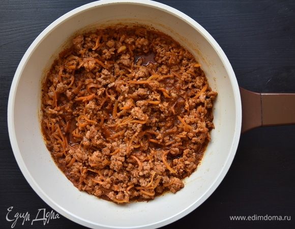 Массу потушить до выпаривания лишней влаги. Добавить специи и травы.